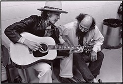 Bob Dylan junto  Allen Gingsberg