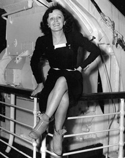 Edith Piaf, joven y alegre
