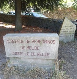 La inscripción del albergue de Melide