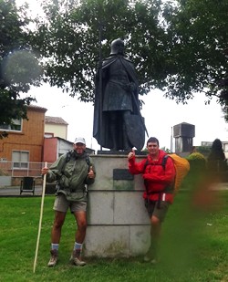 Los dos peregrinos posando con la estatua de un templario
