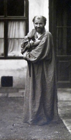Fotografa de Gustav Klimt con su gato