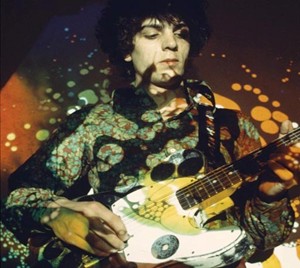 Syd Barrett tocando en sus tiempos psicodélicos