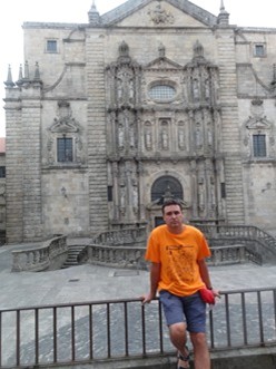El tito posando ante un bonito edificio de Santiago