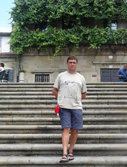 El tito en las escaleras de una plaza de Santiago