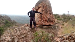Verdix posando junto a una de las grandes rocas de la falsa cumbre de los Riscos