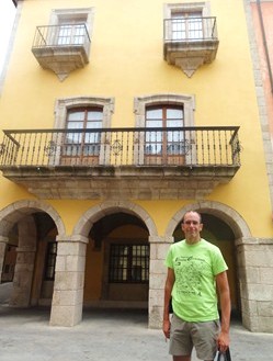 Romerillo ante la fachada de un bonito edificio del casco histrico de Ponferrada